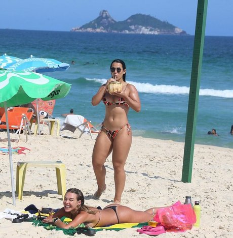 Larissa Tomasia porn model img