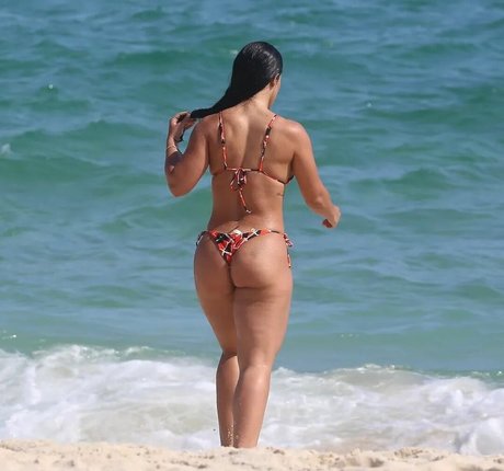 Larissa Tomasia hot pornstar gallery