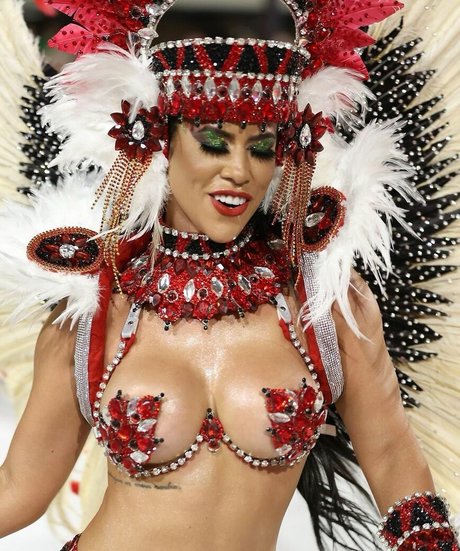 Larissa Tomasia hot actress pic