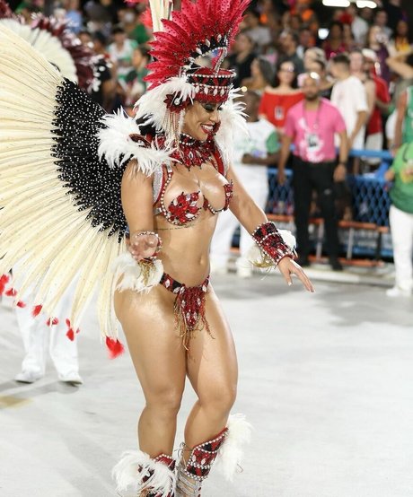 Larissa Tomasia model art pics