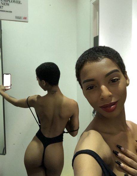 Briabackwoods pretty model pic