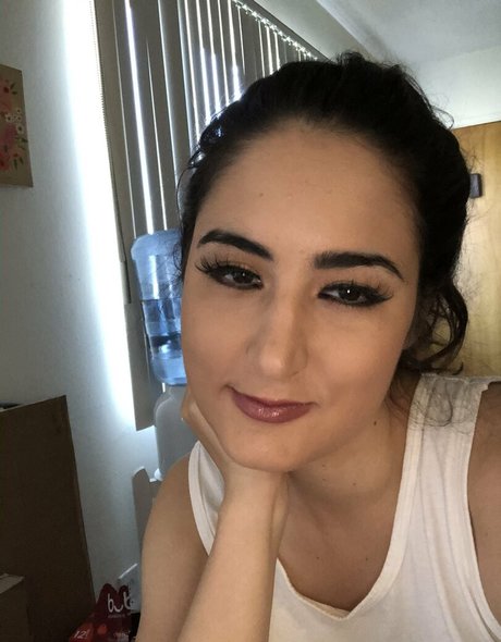 snarkybrunette naked star image