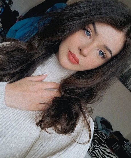 Chloe Lockley free model images