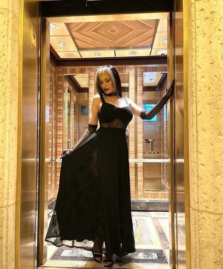 Laura Amuyus art star pics