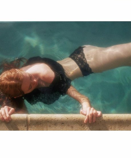 Holly Hicks model adult pictures