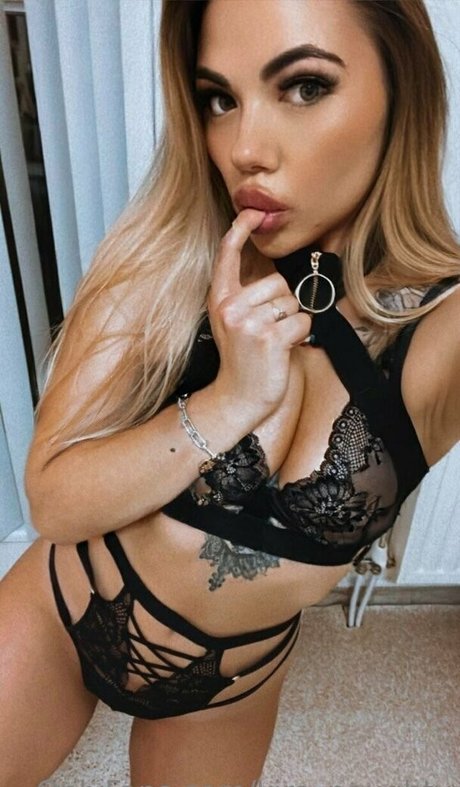 kira naughty top model pic