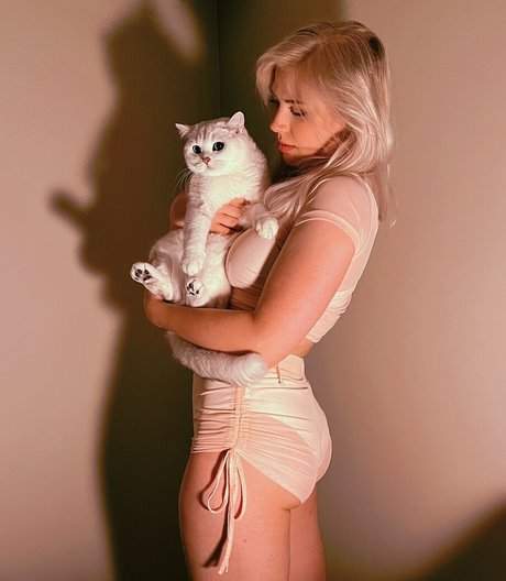 Majijej model pretty image