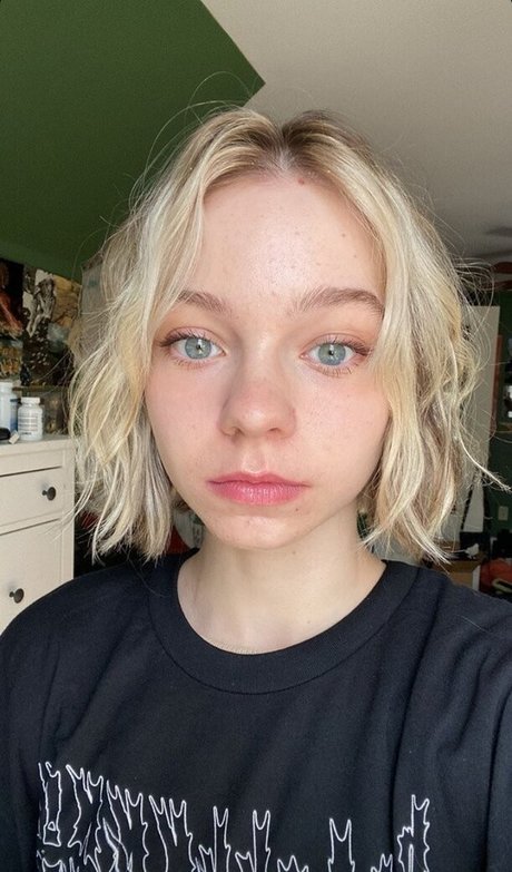 Emma Myers nice model img