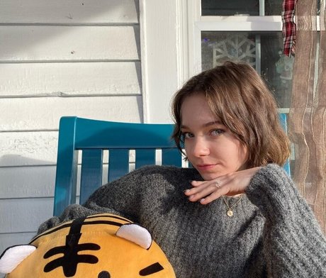 Emma Myers Photo Gallery