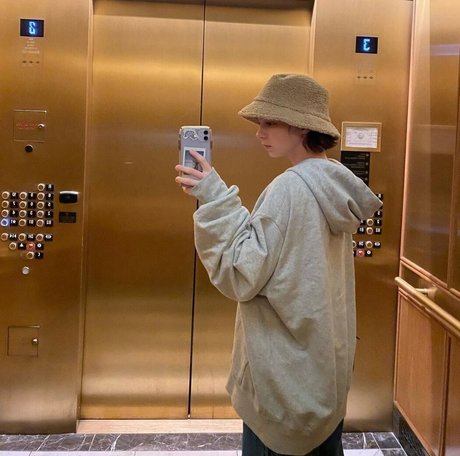 Emma Myers sexy model photo