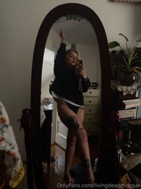 Livingdeadmorgue nude star photos