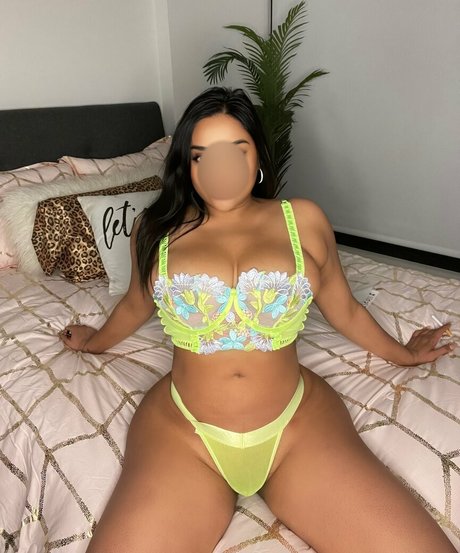 PryaDesi model top pictures