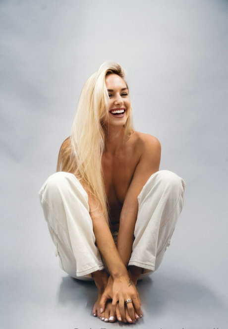 Taylor Gallo hot actress gallery