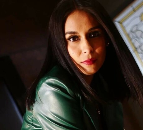 Ari Shiny star sexy galleries