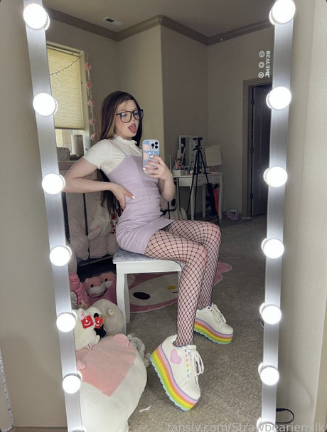 Strawbeariemilkk pornstar naked img