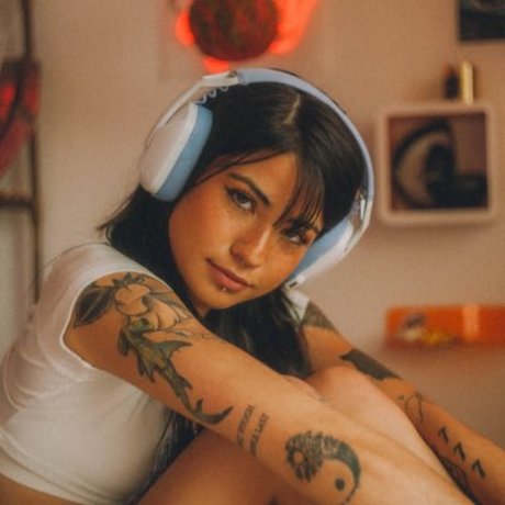 Shark Bae_ naked model picture