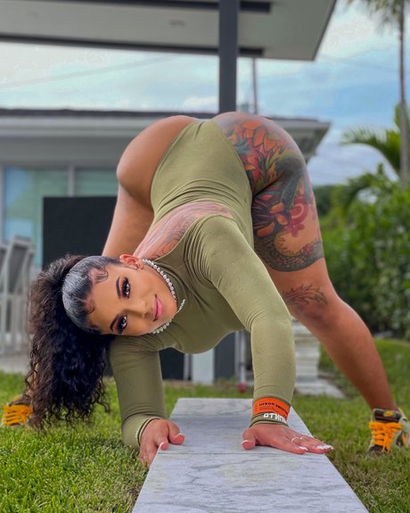 KKVSH model sexy image