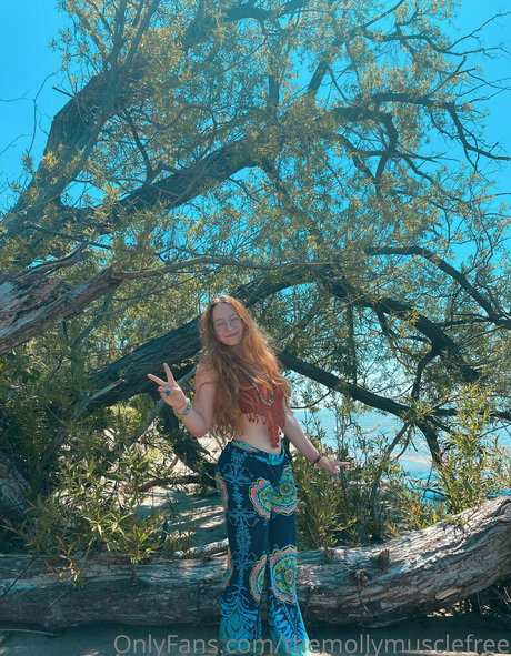 themollymusclefree model naked pic