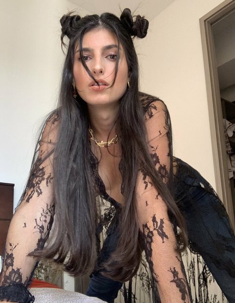 Holly Shit pretty model img