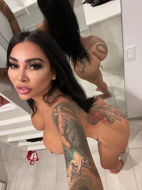 Brittanya Razavi model hot photo
