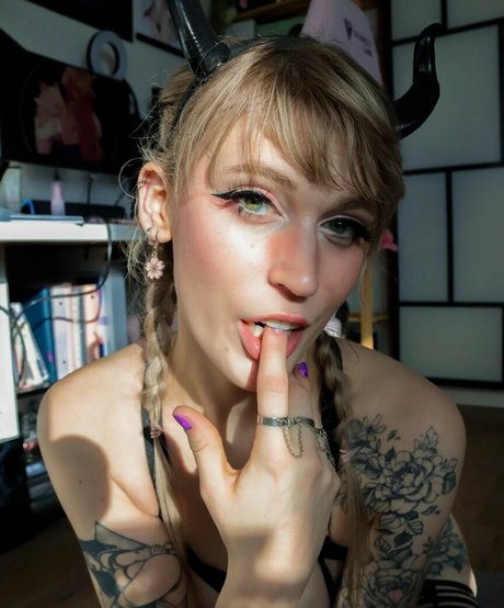 ninfuneesa model erotic photo