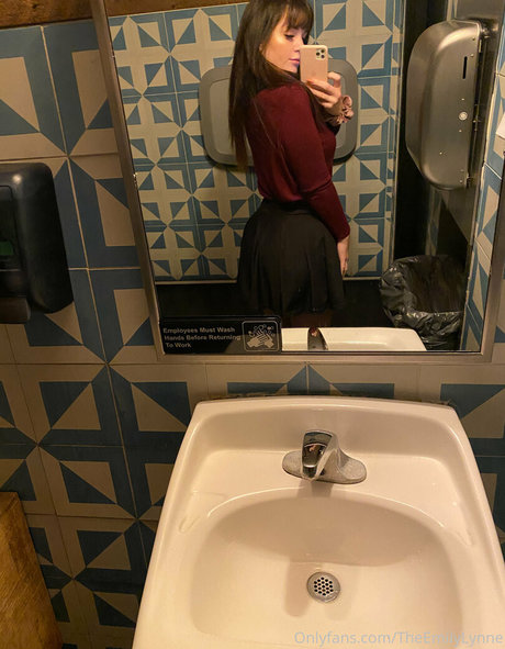 female popular onlyfans beautiful naked pictures