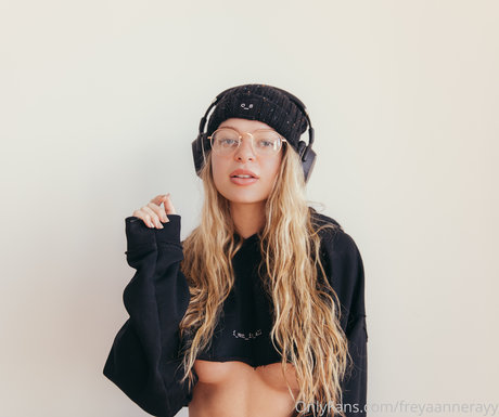 Rachel Anne Rayy top model pics