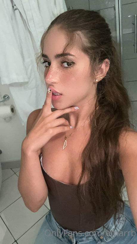 Emarr B model nude pics