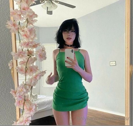 waitress onlyfans pornographic image