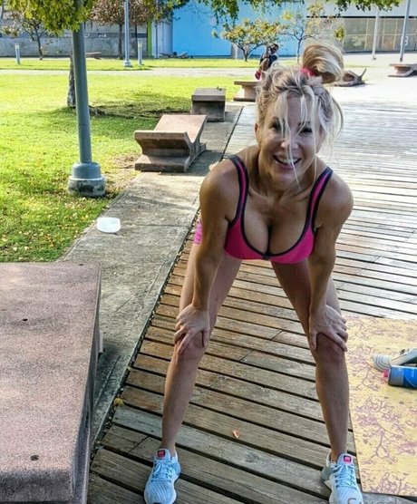 blonde babe onlyfans top picture