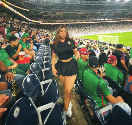 melymonique model free image