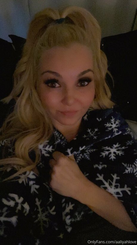 aaliyahlove hot star pics