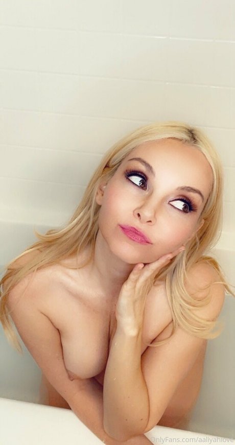 aaliyahlove porn model picture