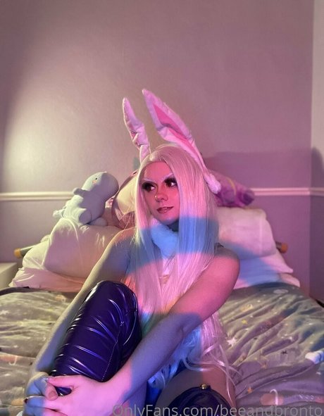 beeandbronto art model gallery