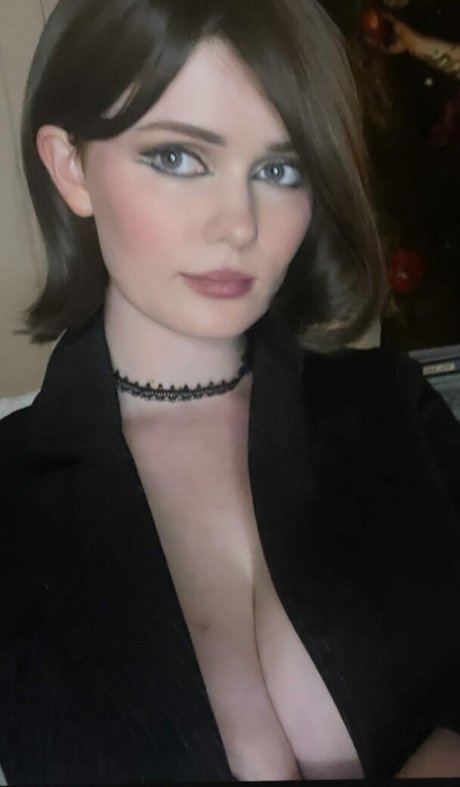 Avalon Warren naked pornstar image