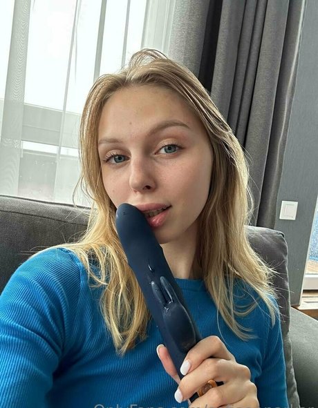 blonde babe onlyfans xxx pic