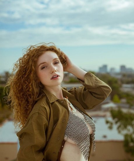 Annalise Basso top star picture