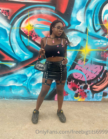 freebigtits6999 porn model img