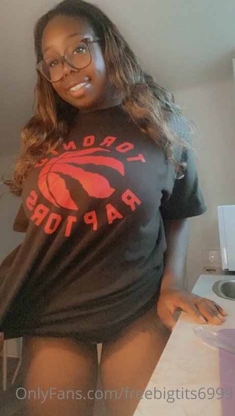 freebigtits6999 sex model image
