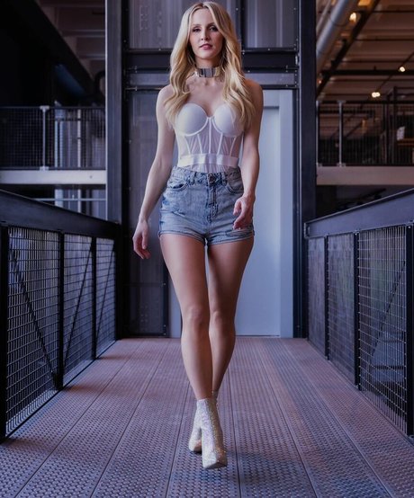 Melissa Naschenweng art star gallery