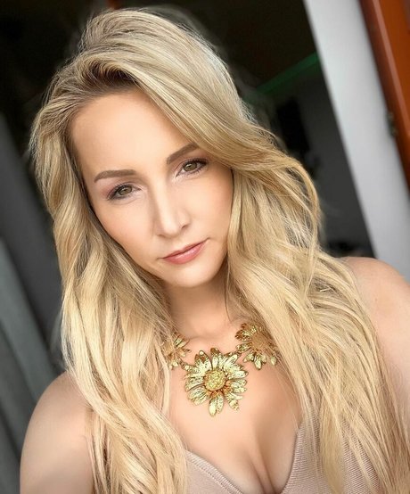 Melissa Naschenweng high quality model gallery