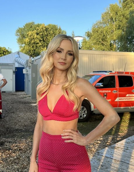 Melissa Naschenweng nice star galleries