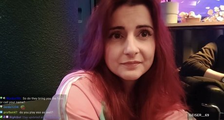 AnnieFuchsia erotic model img