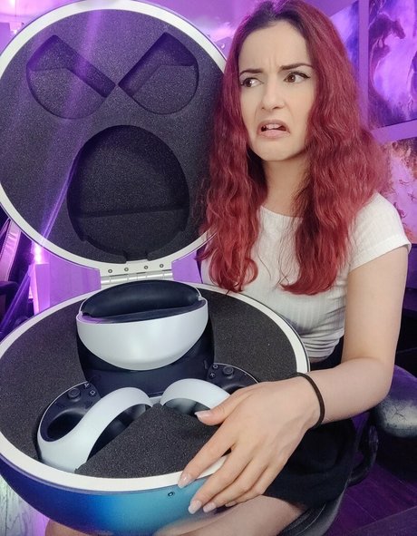 AnnieFuchsia pornographic actress picture