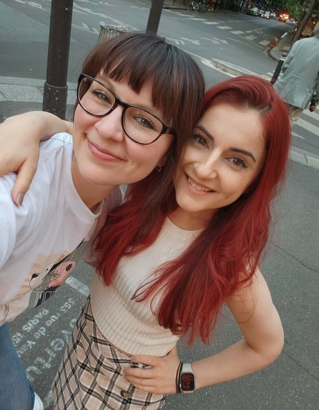 AnnieFuchsia free star gallery