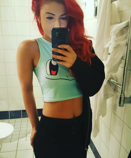 AnnieFuchsia star nude picture