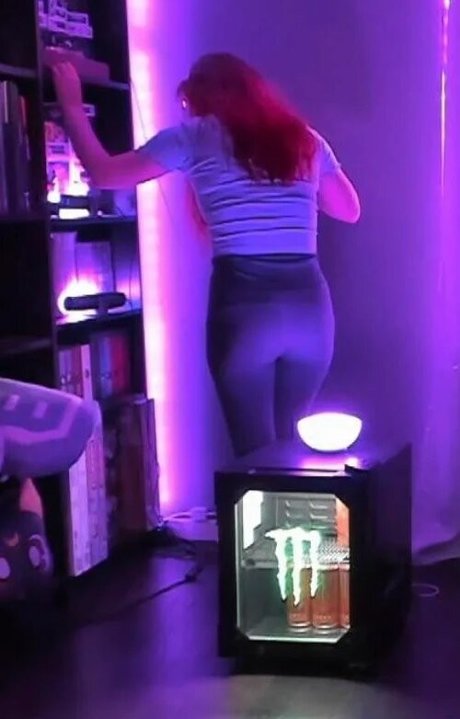 AnnieFuchsia star sexy image