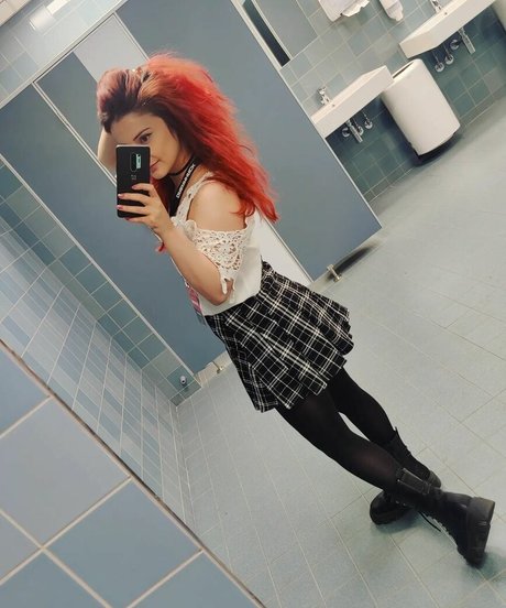 AnnieFuchsia nudes model photo