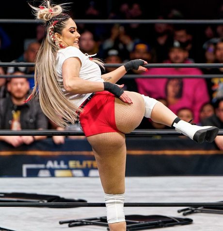 Tay Conti star beautiful picture