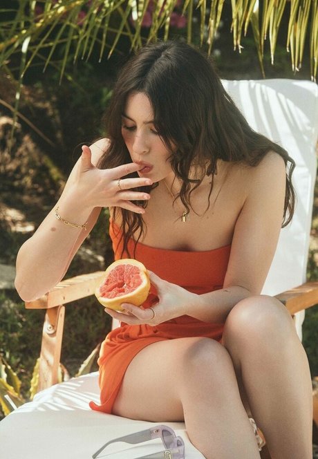 Gracie Abrams pretty model pic